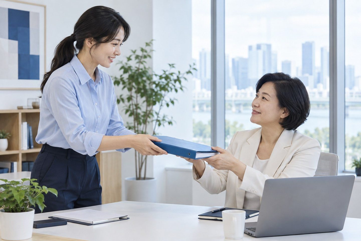 결제 기기를 전달하며 사용 방법을 안내하는 장면 — PG결제 신청 서류서류, 혼자 챙기다 멈추셨나요? 연락 주시면 낼 장을 적어 드리고 같이 훑습니다.